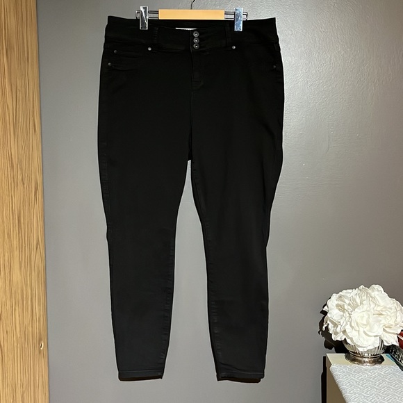 Torrid Black Super Stretch Jeggings - Picture 3 of 12
